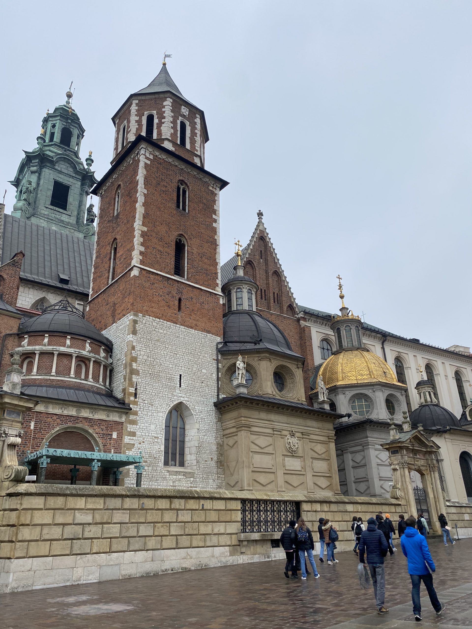 Vista de la Catedral de Wawel en Cracovia, Polonia, con su icónica cúpula dorada y arquitectura histórica.